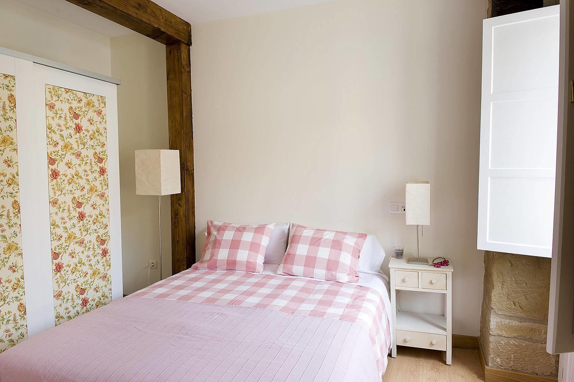 Apartamentos Turisticos Los Zapatos Morados Харо Екстериор снимка